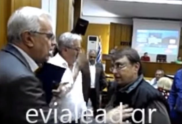 Επίθεση κτηνοτρόφου στον Βαγγέλη Αποστόλου: Υπουργέ είσαι εκτός πραγματικότητας! (βίντεο)